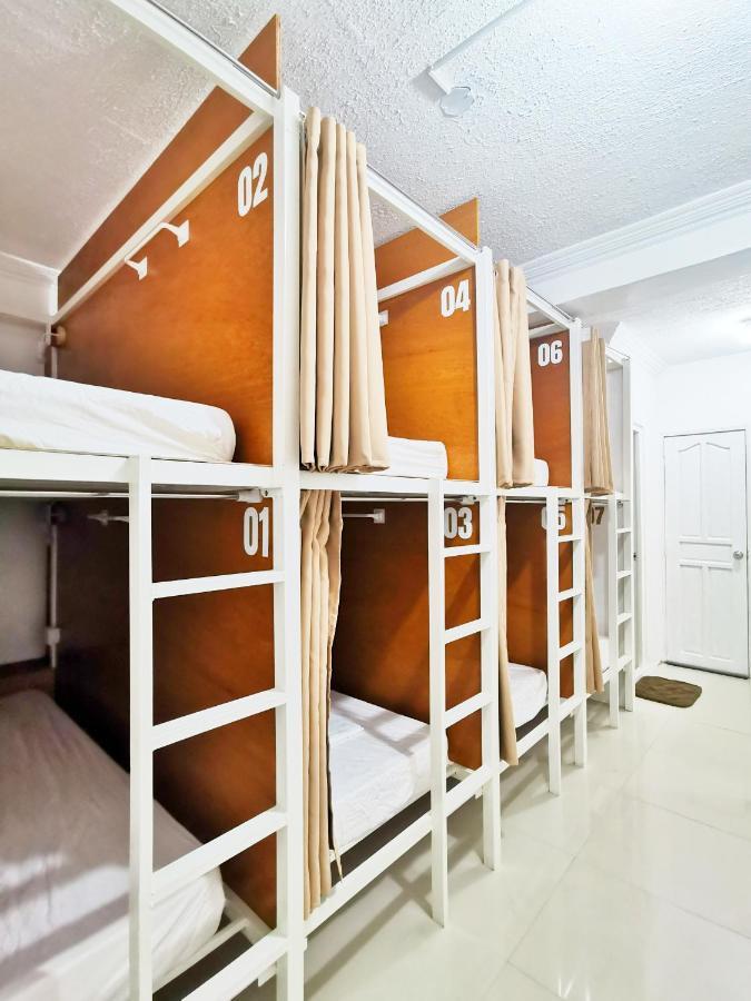 Nomadsmnl Hostel Paranaque City エクステリア 写真